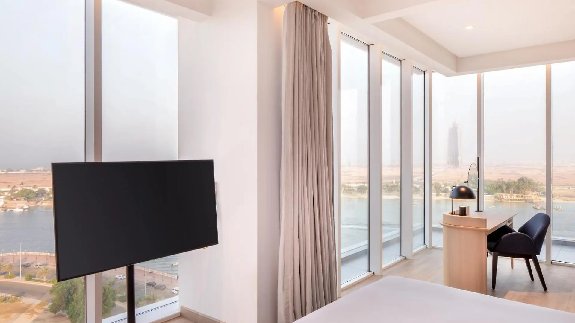 Four Points By Sheraton Jeddah Corniche 4*,