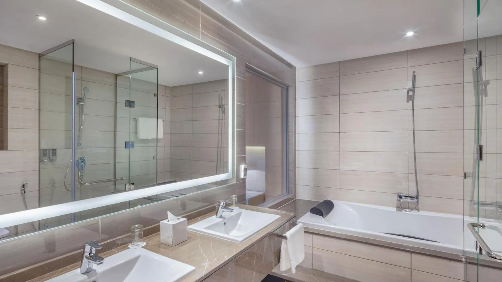 Four Points By Sheraton Jeddah Corniche Hotel